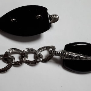 Broche para chal vintage de baquelita, negro, con hermosos detalles plateados.