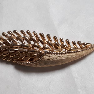 CROWN TRIFARI, broche de hoja en tono dorado, trifanium, firmado, en perfecto estado
