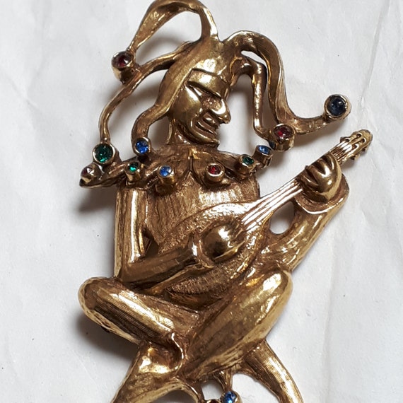 JEANNE JESTER brooch, goldtone, rhinestones, signe