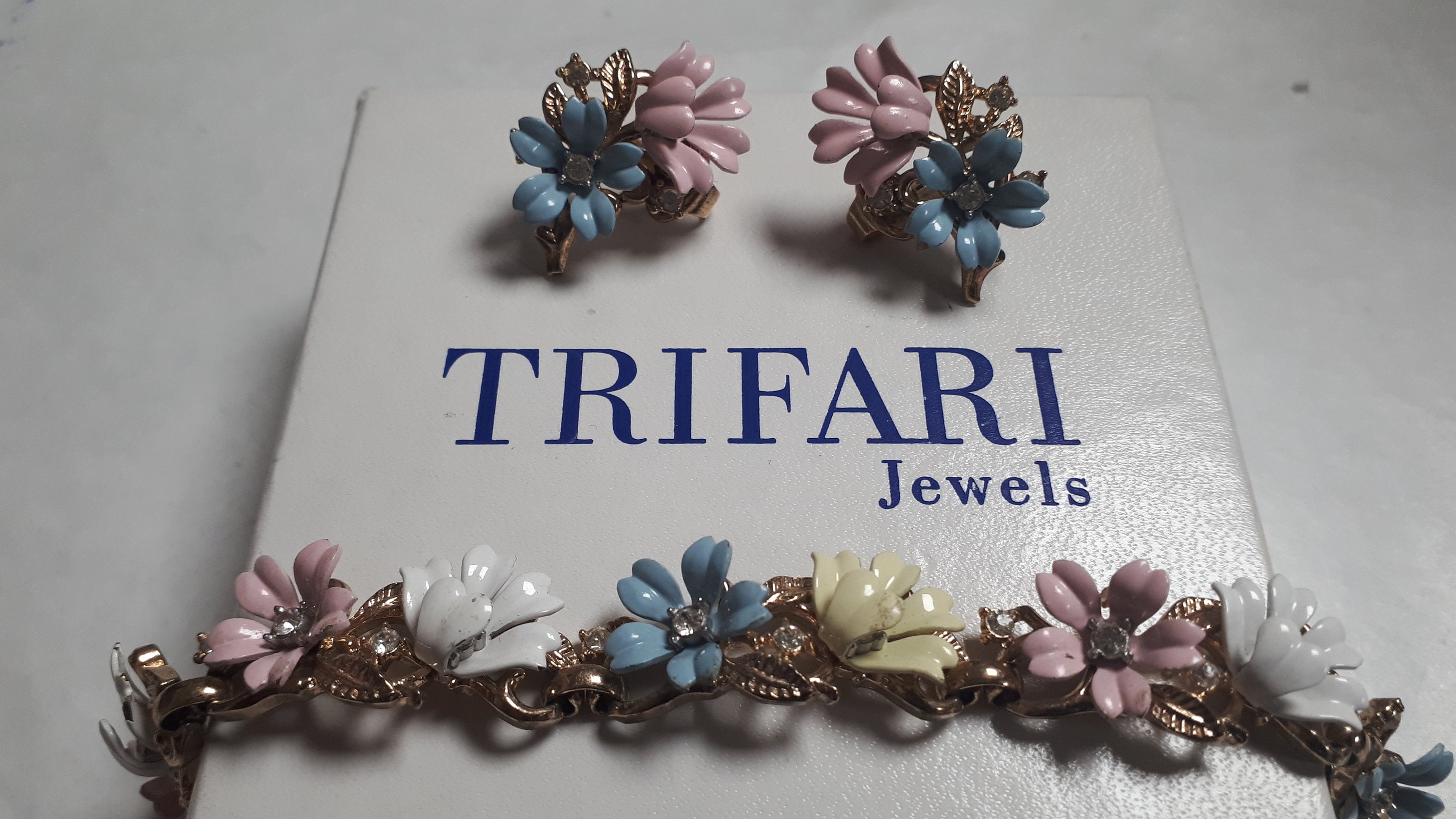TRIFARI トリファリ　青いエナメル クロスデザイン　バングル　ヴィンテージ TRIFARI トリファリ青いエナメル クロスデザインバングル