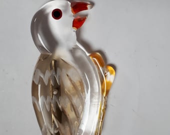 ANCIENNE BROCHE FANTAISIE au DÉCOR GRAVÉ de FLEURS et OISEAUX, STRASS