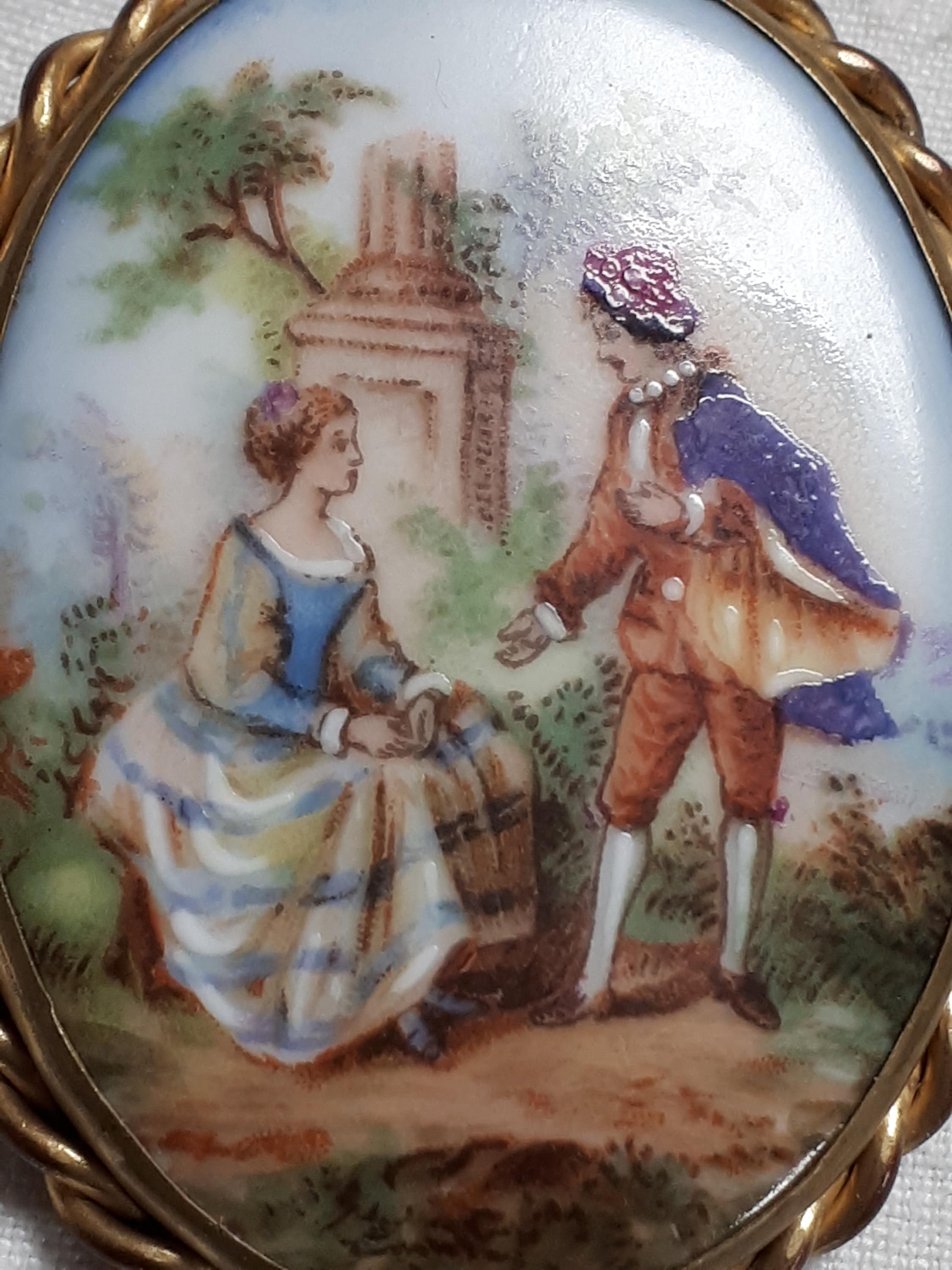 Broche Vintage En Porcelaine De Limoges - Scène Romantique Style Fragonard - Monture Laiton