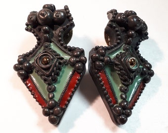 Pendientes JEAN PAUL GAULTIER, grandes, de cobre, esmaltados, firmados en el reverso, vintage.