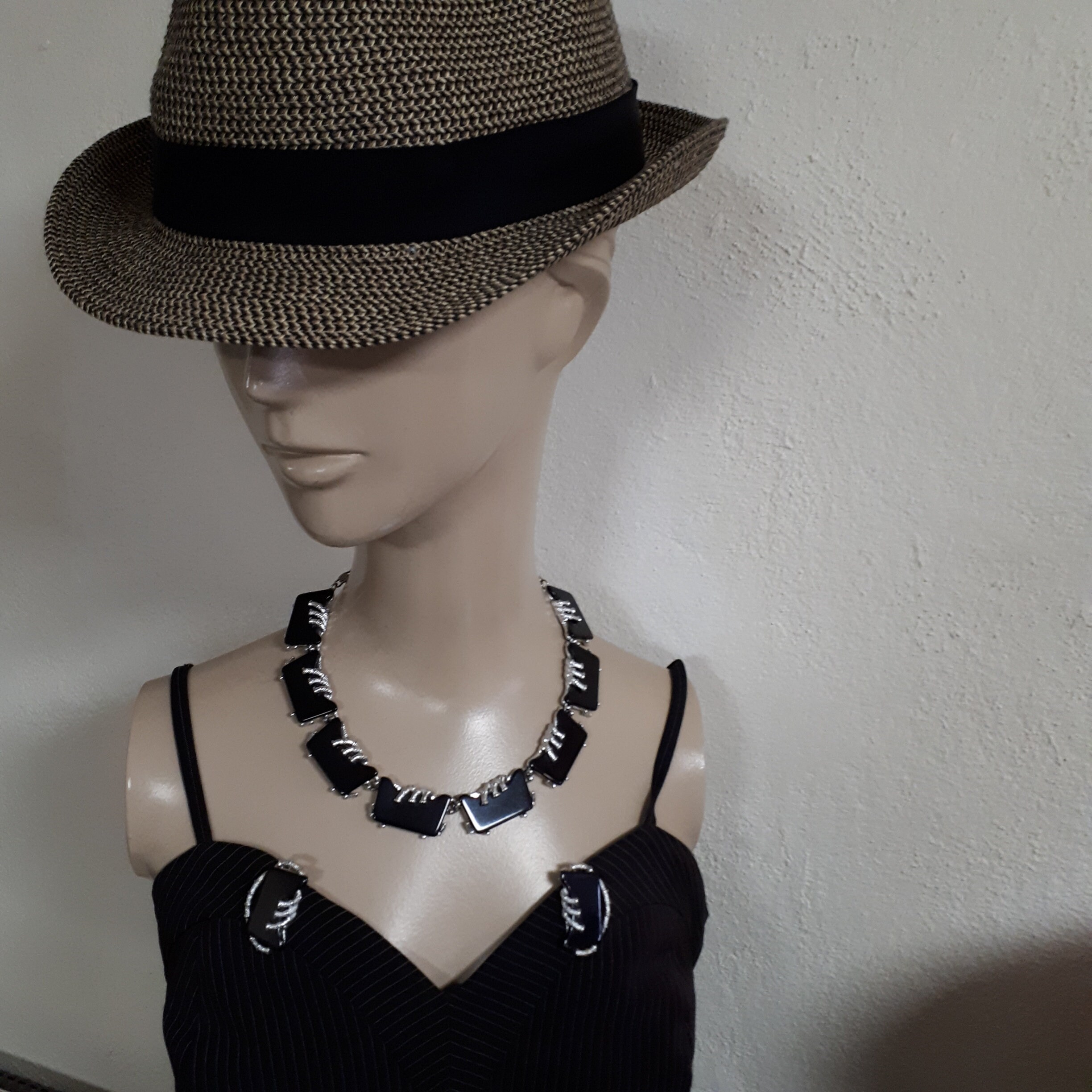 Collier Art Déco - Métal Chromé Argenté Avec Bakélite Noire - Longueur 42 Cm - Occasion - Style Vintage