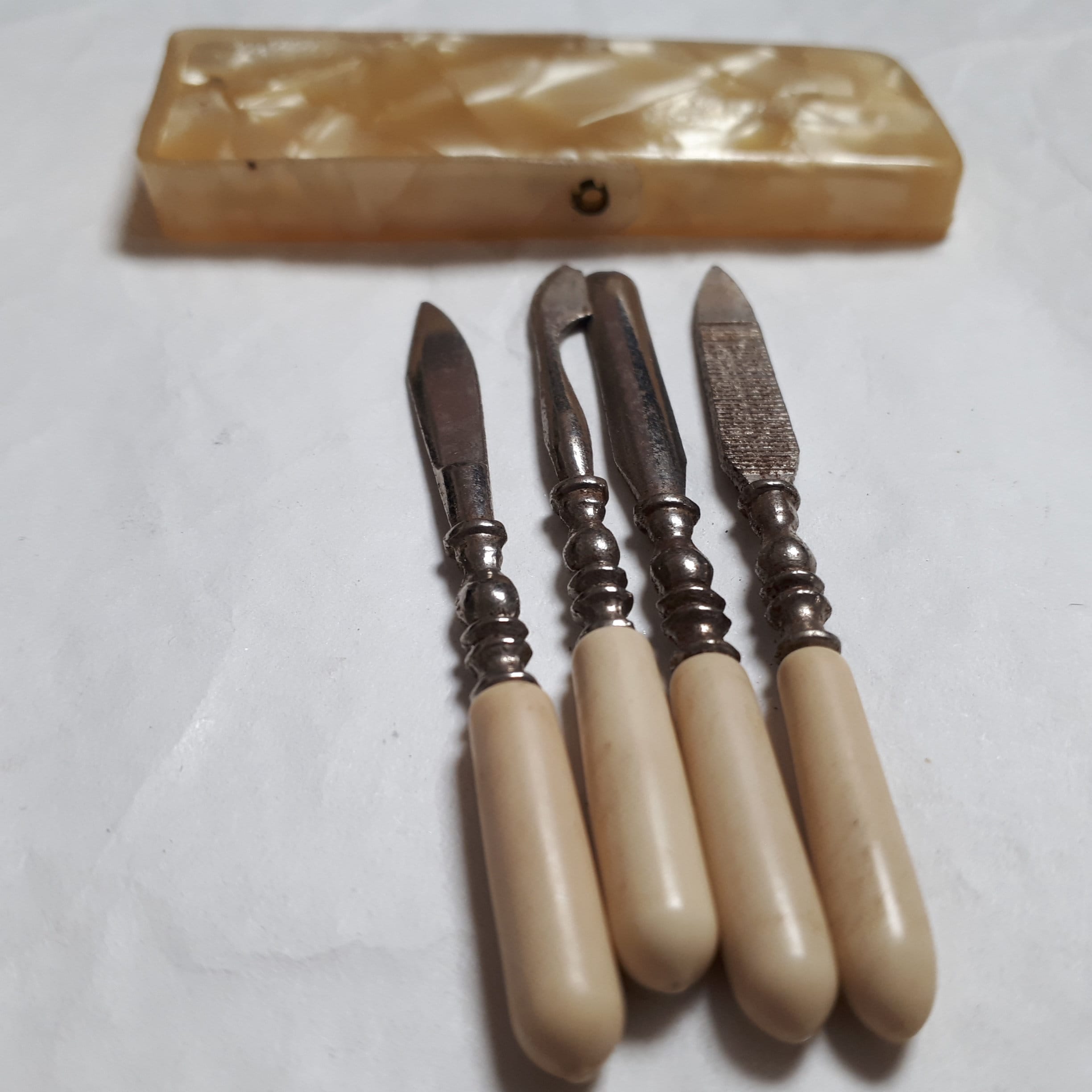 Set De Manucure De Poche Vintage En Celluloïd Bleu - Bon état D'usage, Rétro Chic, France