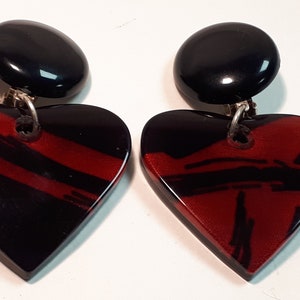 HEARTS Ohrringe, Jean Marie Poinot, berühmter französischer Designer, rot & schwarz, laminiertes Acryl, handgemacht
