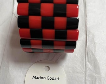 マリオン・ゴダールのストレッチブレスレット、フランスのデザイン、有名な、赤と黒のポリレジン