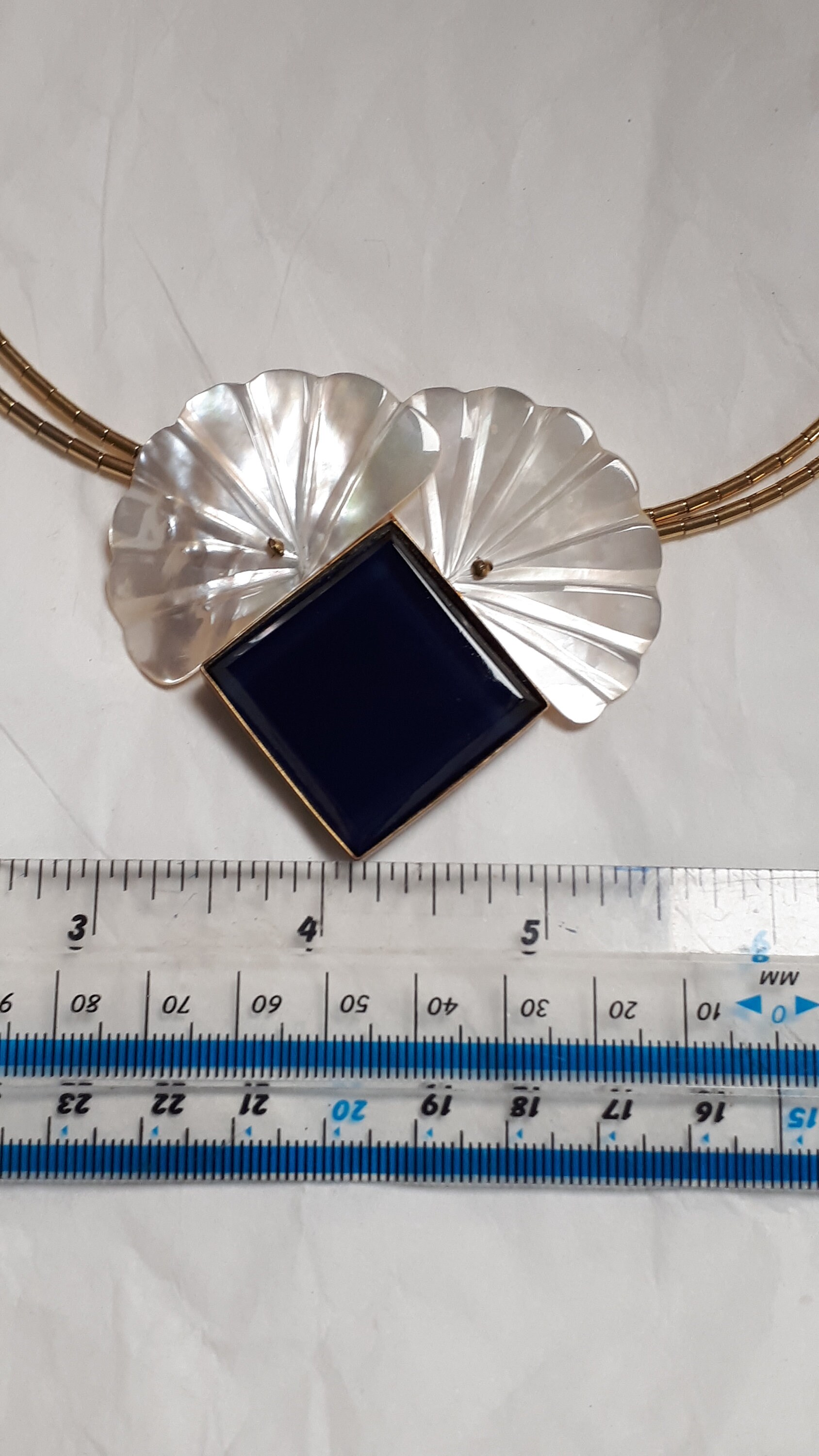 Collier vintage à pendentif signé de célébrités ton sur ton argenté - France