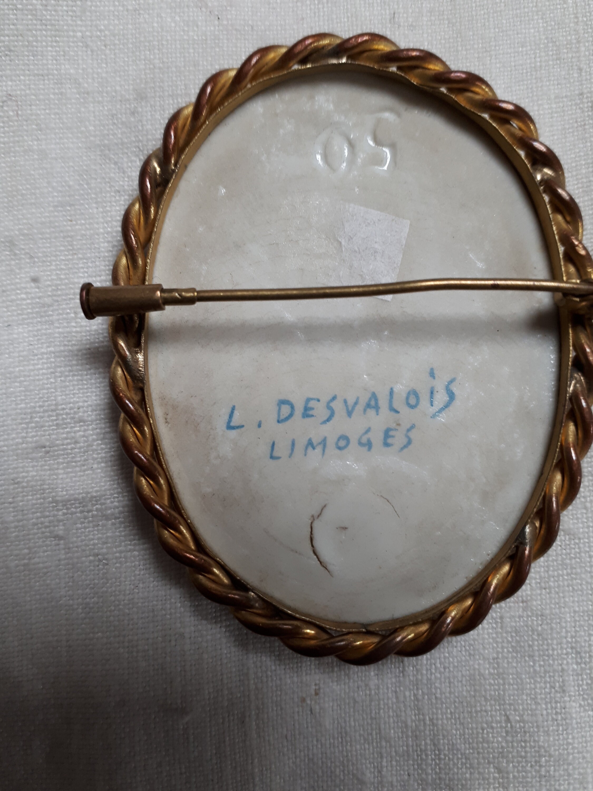 Broche Vintage Limoges - Scène Galante Avec Guitariste, 57x42 Mm (France)