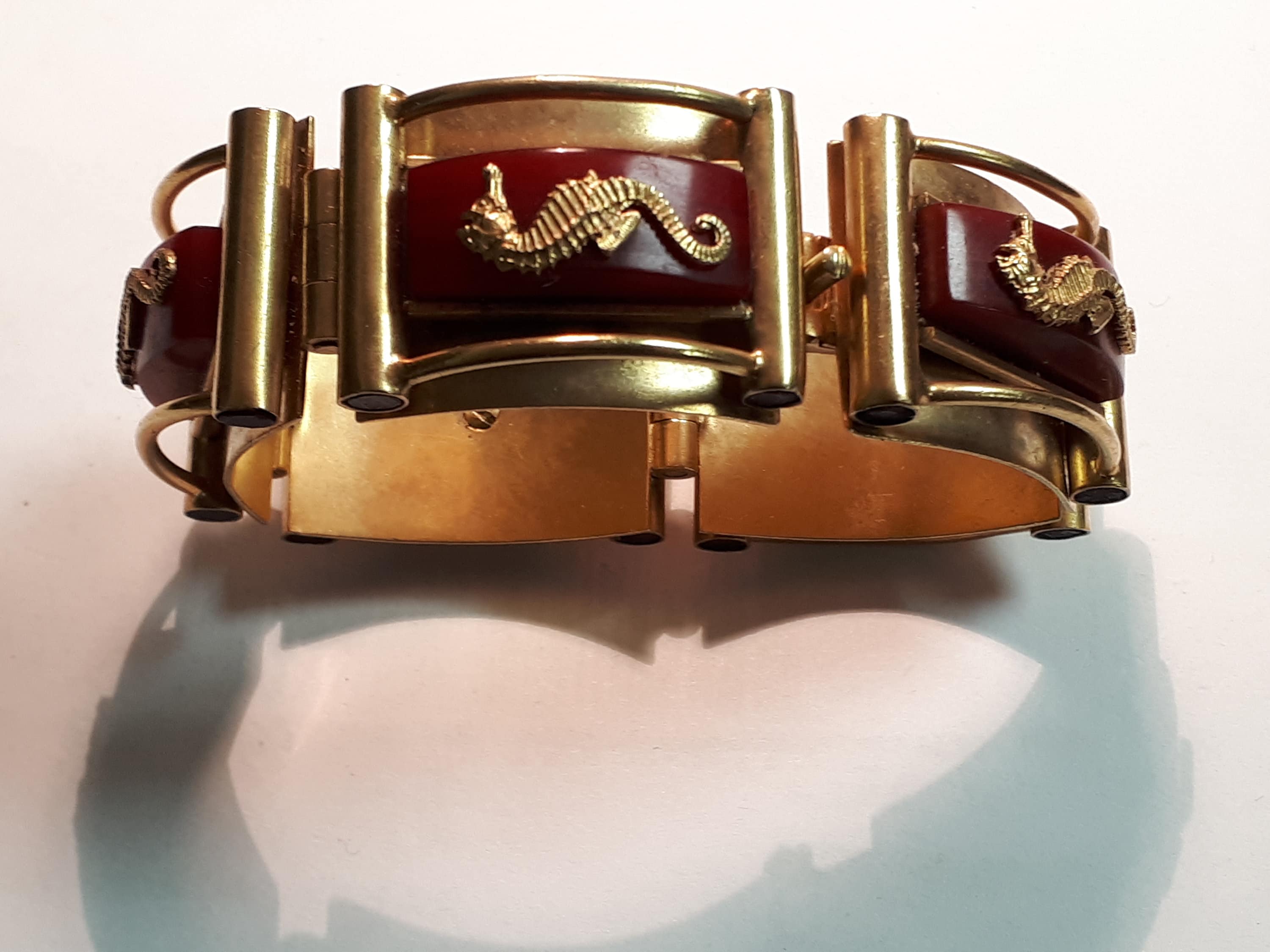 Surprenant Bracelet Art Déco Jean Painlevé, hippocampes, bakélite, laiton, années 1930 - Montres & Bijoux