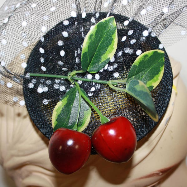 Fascinator di ciliegie, tulle polkadot, rockabilly, retrò, Foresta Nera, dirndl, Carnevale, Fasching