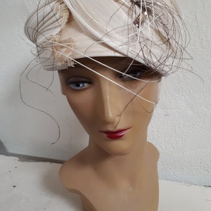 VINTAGE Turban Galeries Lafayettes, Paris, beige, arty, couture.