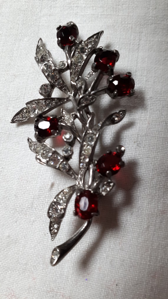 CROWN TRIFARI Sterling silver brooch, ruby red and