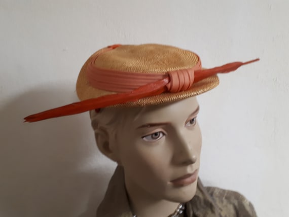 Vintage Straw Hat Lacquered Orange Feather Fifties Size 22  display picture 2