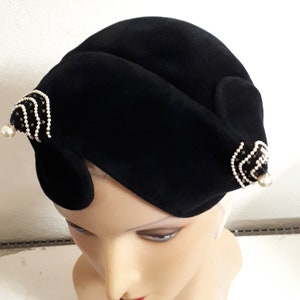 THIRTIES hat, black velour, pearls and rose montées, WADLEY NY label, very small size.