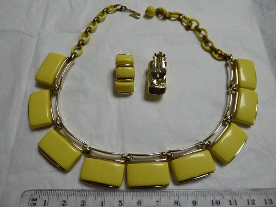 LISNER - yellow fifties lucite necklace and clip … - image 3