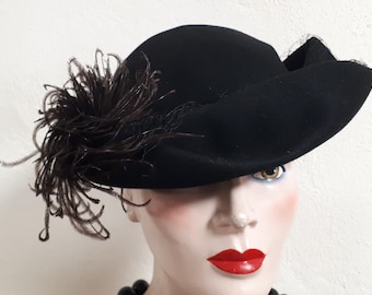 Cappello vintage in feltro nero con velo di piume di struzzo