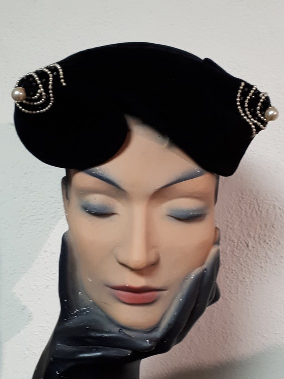 THIRTIES hat, black velour, pearls and rose monté… - image 1