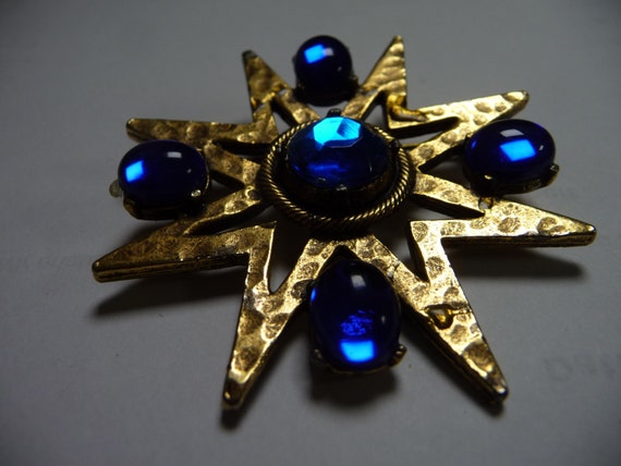 Hattie Carnegie brooch, blue cabochons - image 5