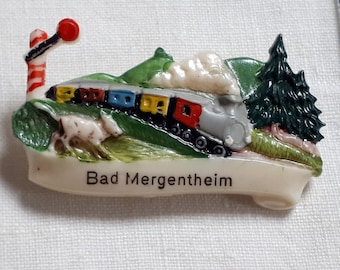 Bad Mergentheim - Broche novedoso de celuloide original vintage de la década de 1930, Lederhosen, October Fest