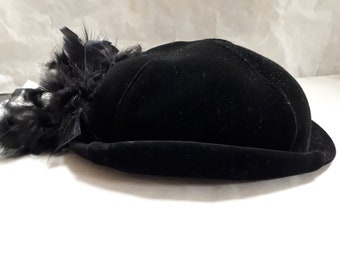 Chapeau vintage en velours noir avec plumes noires ; FABRIQUÉ EN ANGLETERRE .... état fabuleux