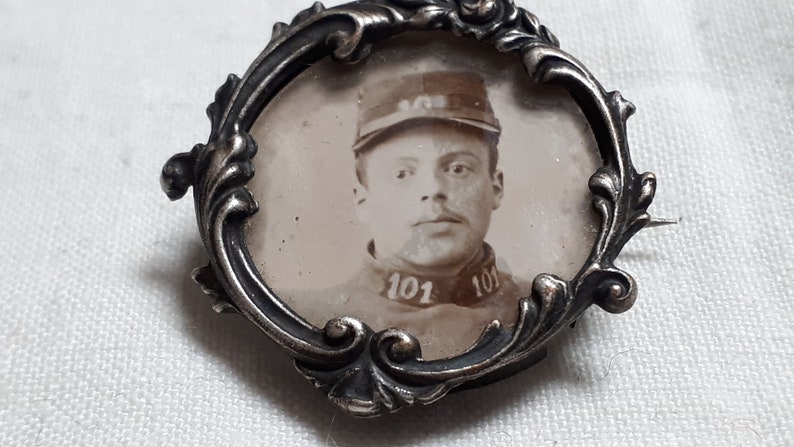 war ca 1914 French soldier silvertone sweetheart Antique photo brooch
