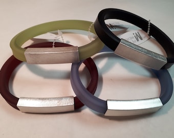 PETRA MEIREN bangle,  black rubber und silver-plated brass