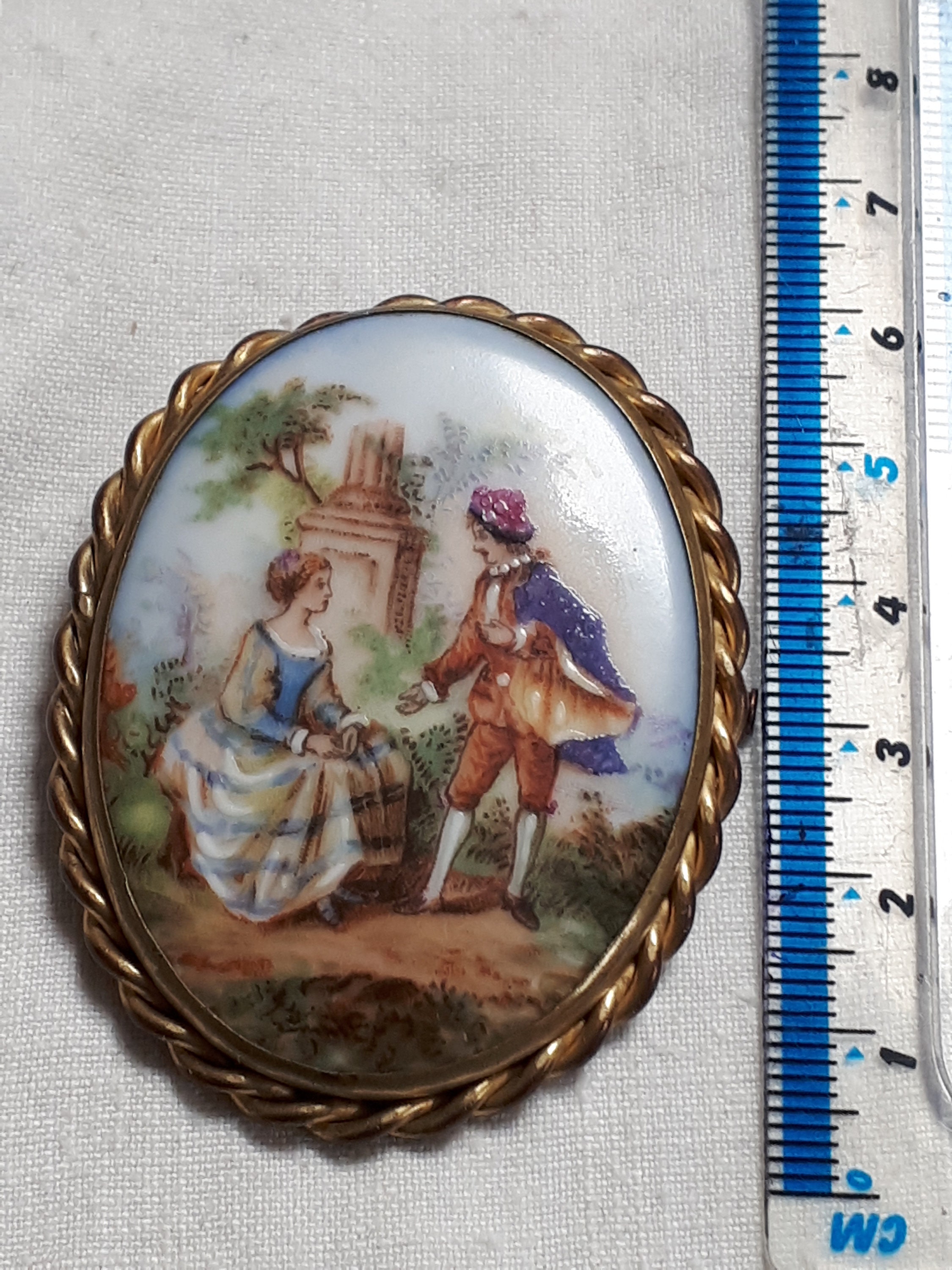 Broche Limoges En Porcelaine - Scène Galante, Monture Métal Doré, Occasion