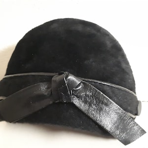 VINTAGE CLOCHE hat, black hare felt, leather application, superb condition, small size.