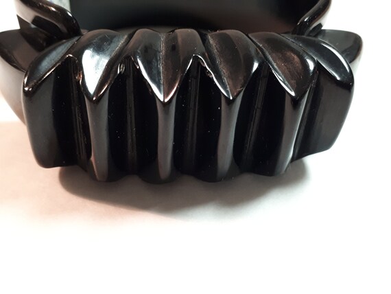 BLACK BAKELITE BANGLE, deeply carved, forties, ra… - image 2