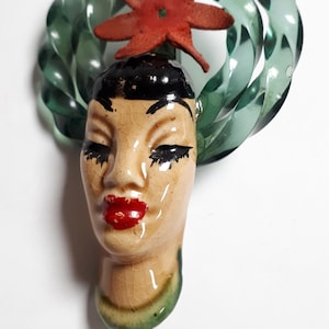 ELZAC VICTIM of FASHION Brosche, Keramik, Carmen Miranda Motiv, selten und Sammlerstück.