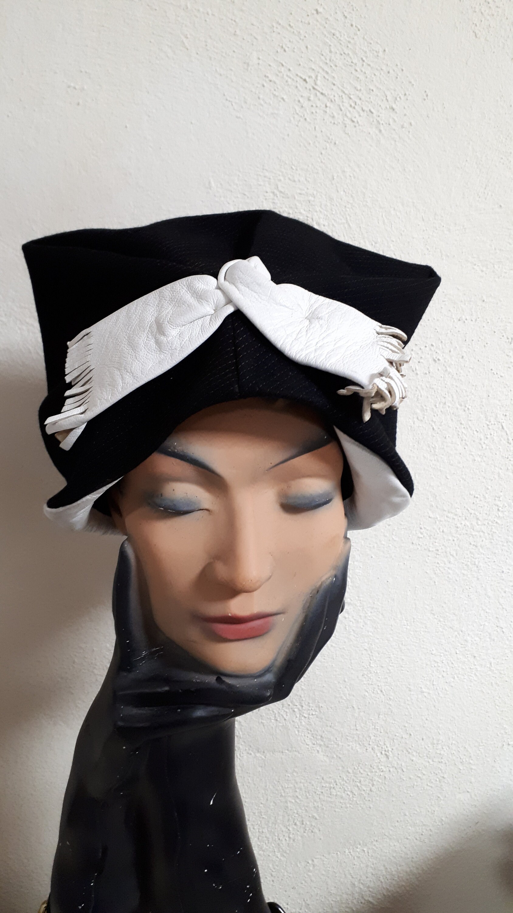ELSA SCHIAPARELLI Vintage Hat Fifties Rare Black & White  display picture 2