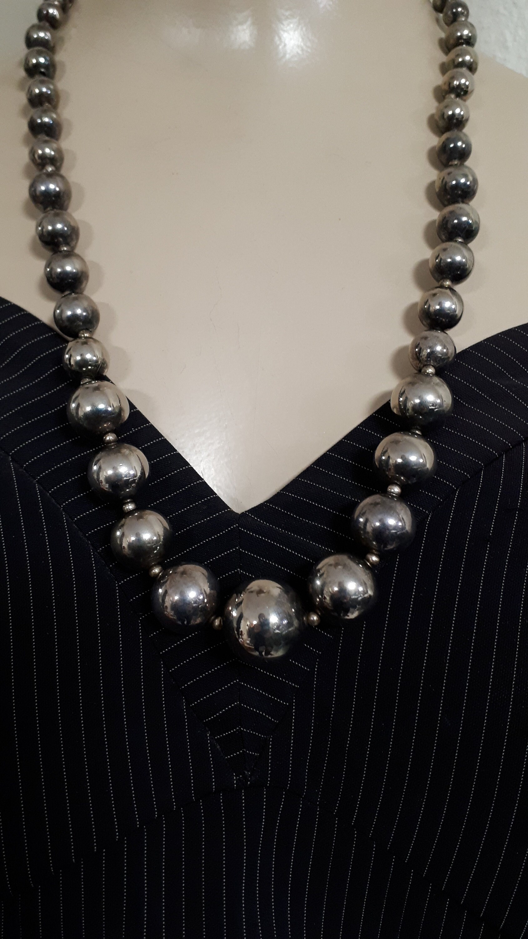 DAUPLAISE necklace, chromed metal beads, graded in size, classic.