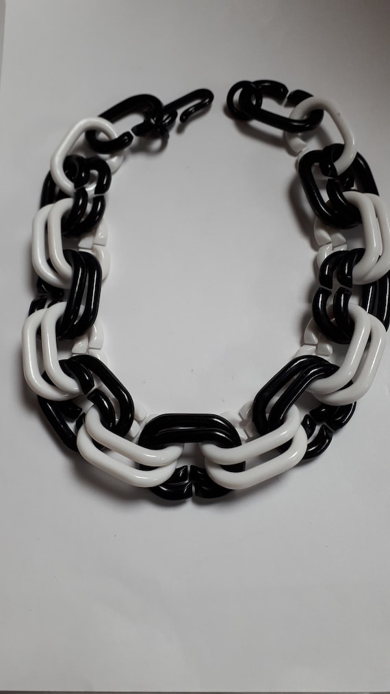 Vintage EIGHTIES necklace, black & white plastic, 