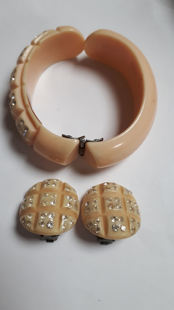 BAKELITE forties peachy pink clamper with matchin… - image 7