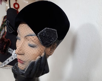 ELSA SCHIAPARELLI sombrero de cóctel vintage, velour de seda negro, enjoyado, velo