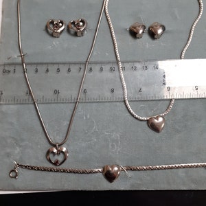 Vintage staalkaart, zilverkleurige kettingen, 2 oorbellen en 1 armband, van verbannen ambachtslieden uit Gablonz