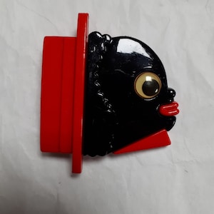 African face brooch, sailorboy, black and red, fifties, Taiwan, hard plastic, googly eyes.