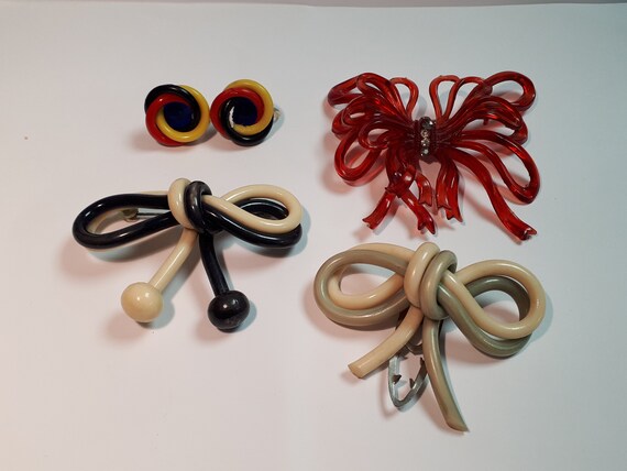 BOWS three vintage acrylic celluloid bow brooches… - image 2