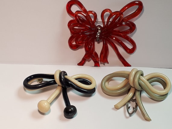 BOWS three vintage acrylic celluloid bow brooches… - image 1