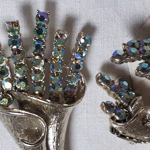 Spilla e orecchini vintage CORO cornucopia con carta originale, blu AB