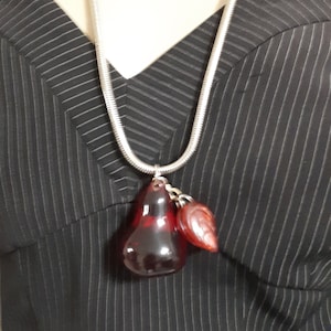 Longue chaîne SERPENT argentée avec une énorme poire lucite ROUGE et des feuilles