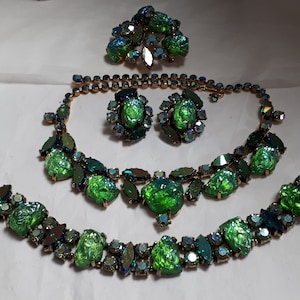 Parure ELSA SCHIAPARELLI, VERTE, spectaculaire parure, tour de cou, broche, oreilles et bracelet, tous poinçonnés.