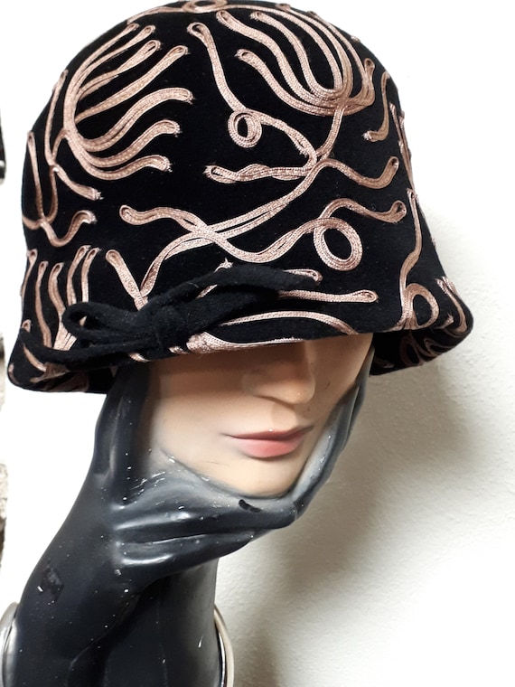 Buy HATTIE CARNEGIE Cloche Hat, Thirties, Black Fur Felt  display picture 3