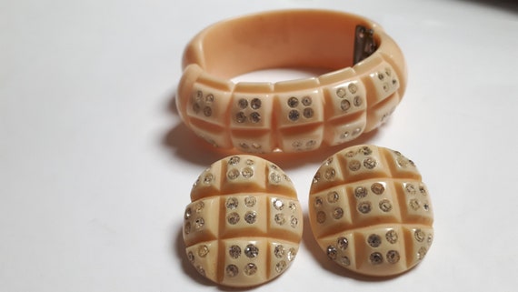 BAKELITE forties peachy pink clamper with matchin… - image 1
