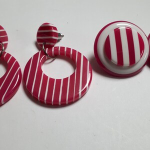 BOUCLES D&#39;OREILLES 2 boucles d&#39;oreilles pour oreilles percées en lucite rayé ROSE ET BLANC, années 60, rose