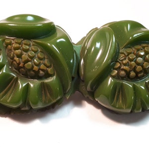 BAKELITE BROOCH, green poppies, deeply carved, forties, authentic US bakelite.