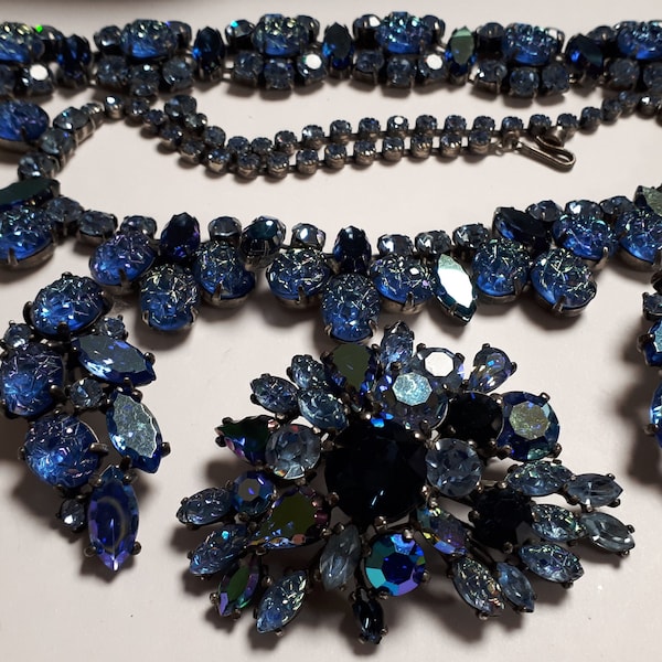 Elsa Schiaparelli BLUE Parure, Halskette, Ohrringe, Armband, Brosche, silberfarbenes Metall, signiert, Couture