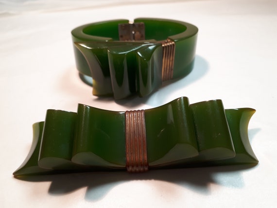 BAKELITE, RAREST of the RARE, green ribbon clamper and matching brooch. Authentic era piece