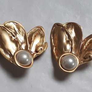 VINTAGE goldtone EARRINGS, leaves with a pearl, clipbacks, eighties, fabulous